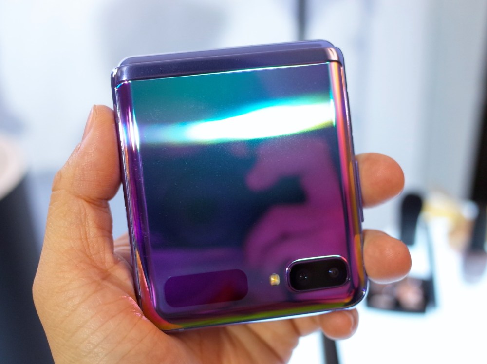 三星 Galaxy Z Flip 上手第一印象：摺叠结构牢固、玻璃萤幕更实用 