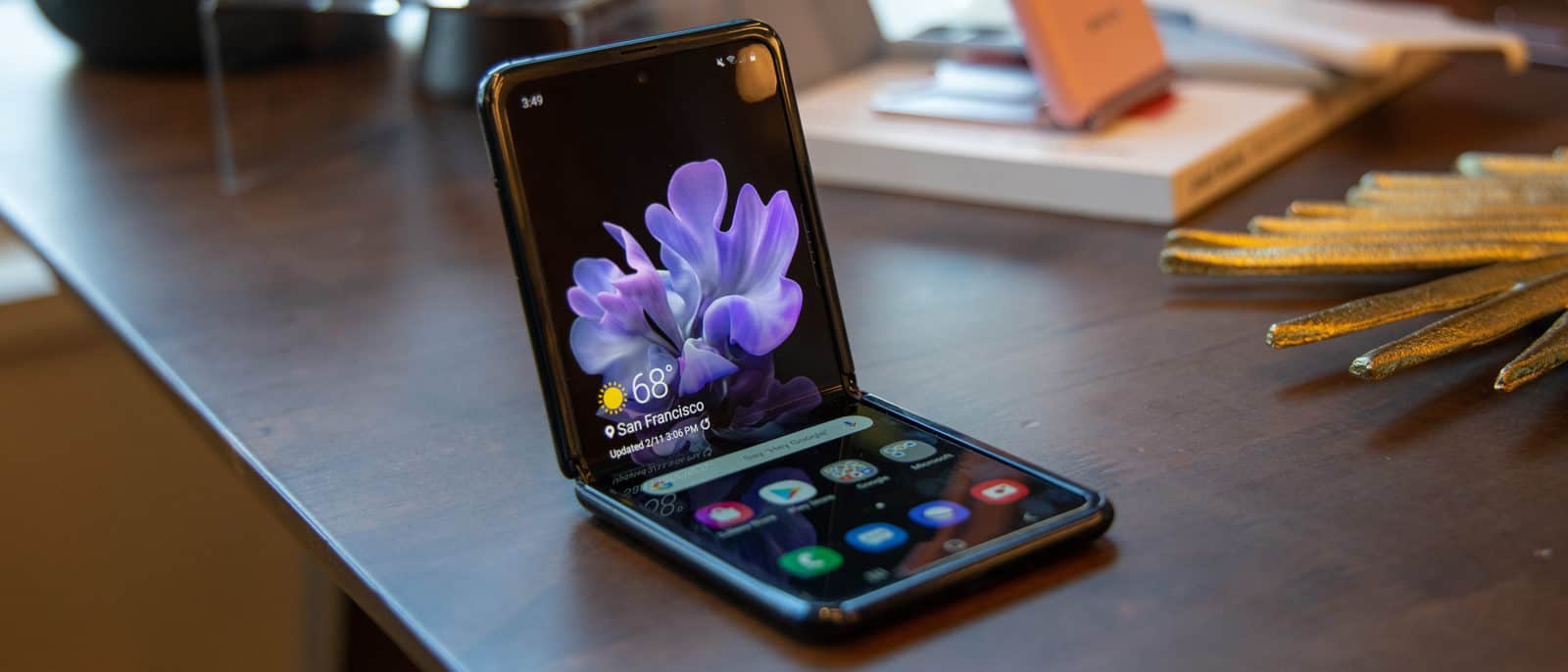 等待服务内容生态成熟 Samsung 将推出多重摺叠手机