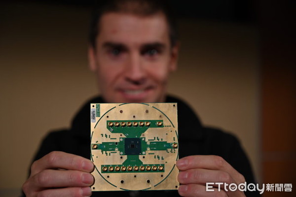 英特尔携QuTech公布首款低温量子运算控制晶片Horse Ridge 